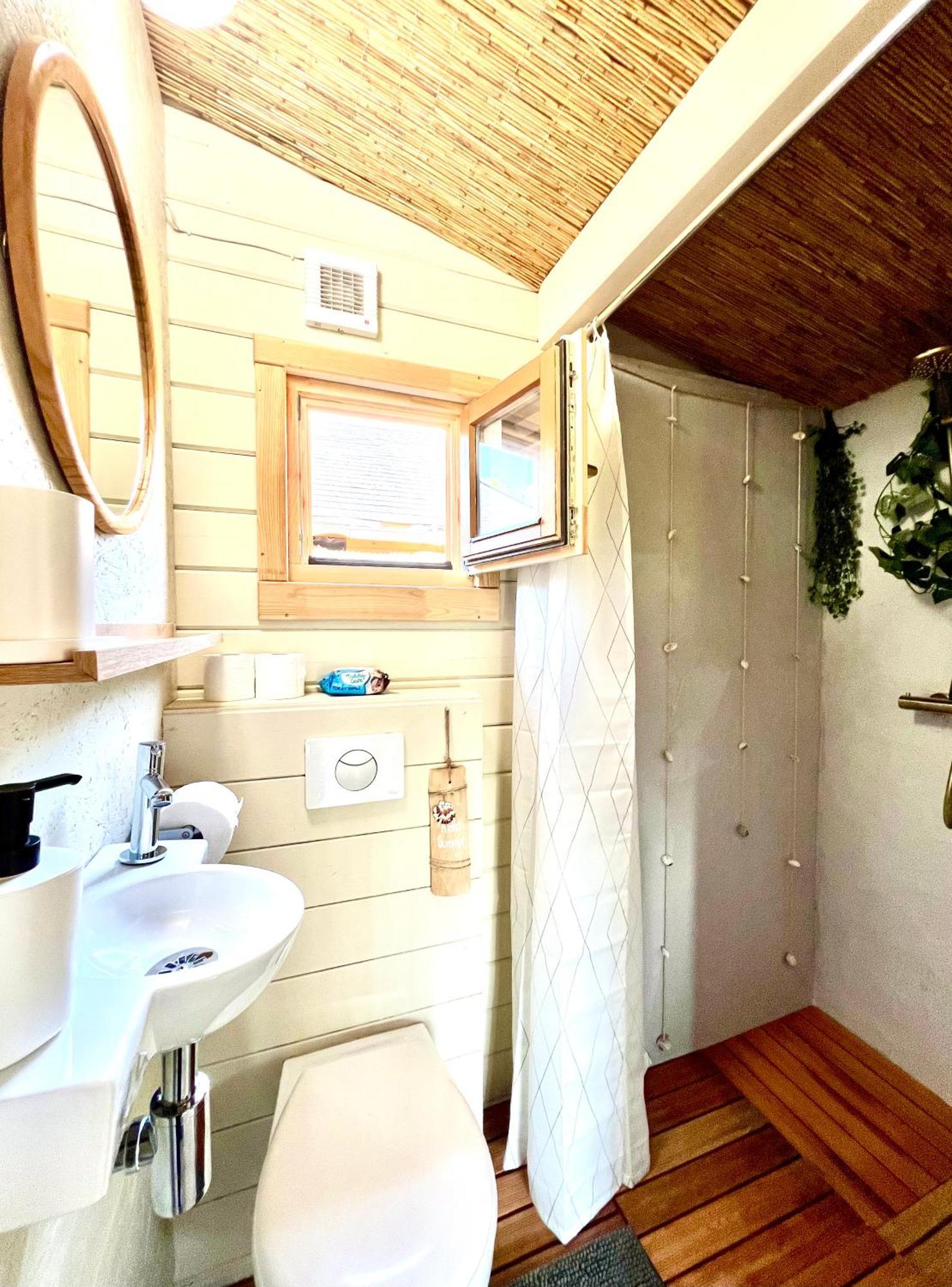 Mediterranean Style Chalet With Jacuzzi And Garden Near Amsterdam Vijfhuizen Bagian luar foto