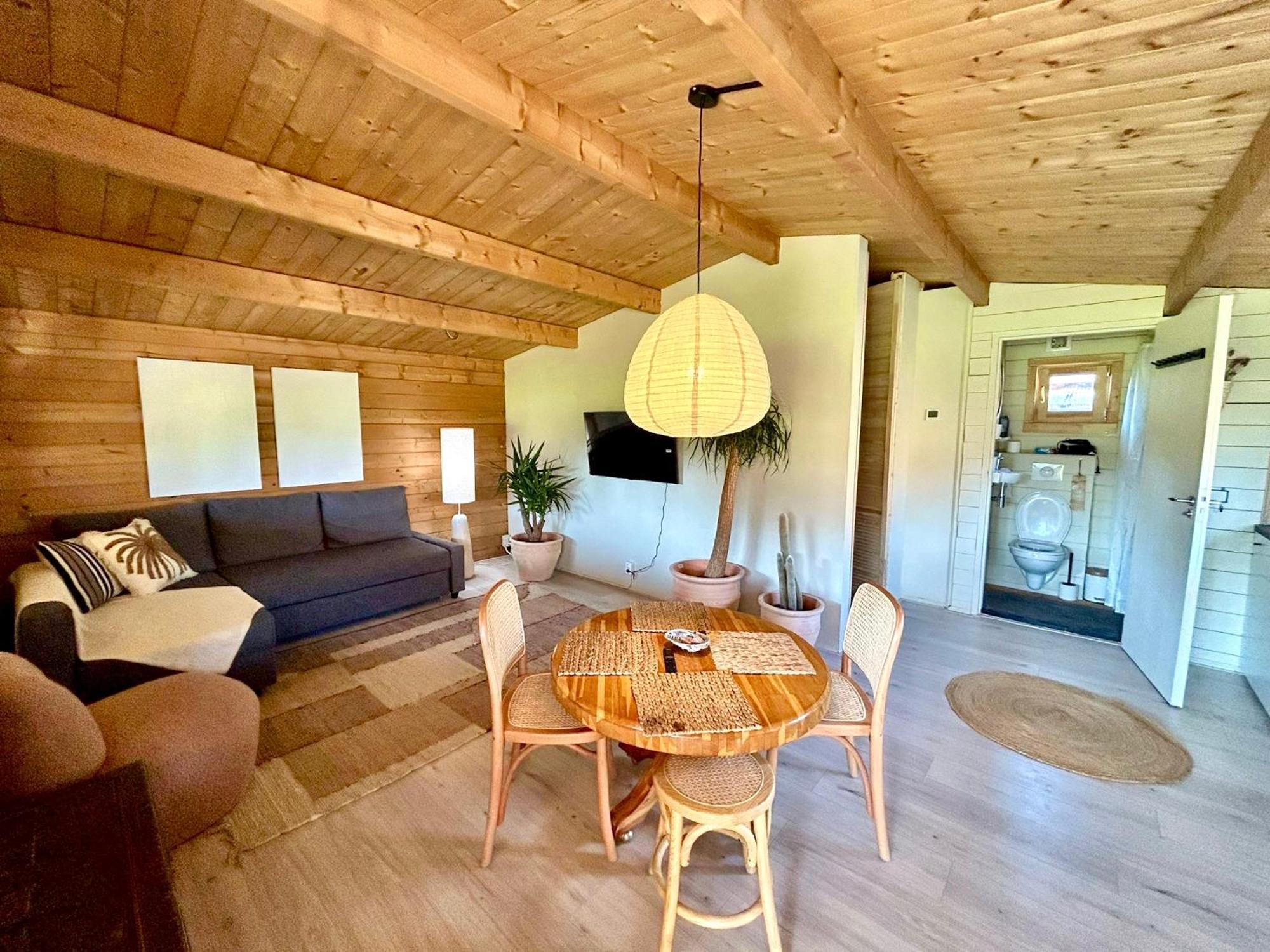 Mediterranean Style Chalet With Jacuzzi And Garden Near Amsterdam Vijfhuizen Bagian luar foto