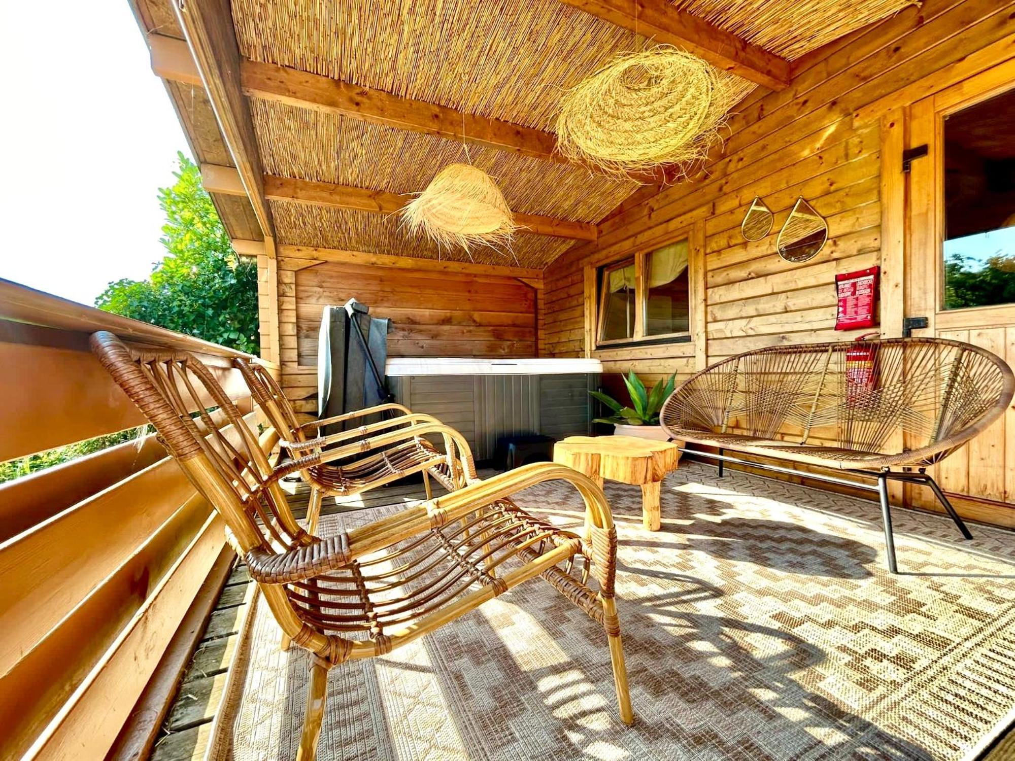 Mediterranean Style Chalet With Jacuzzi And Garden Near Amsterdam Vijfhuizen Bagian luar foto